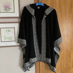 Sol Alpaca Black and white hooded Poncho, 100% Baby Alpaca [One Size]